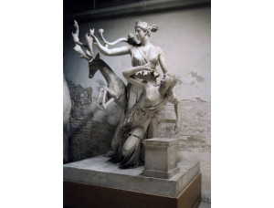 Античная мраморная скульптура Афины охота
